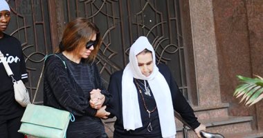 بكاء وحزن أثناء مغادرة جثمان سميحة أيوب لمنزلها بحضور مديحة حمدى.. صور مديحة حمدي ولقاء سويدان