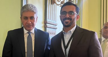 وزير السياحة والآثار لـ"اليوم السابع": المتحف المصري الكبير "هرم مصر الرابع" وافتتاحه لحظة تاريخية.. شريف فتحي: الجميع يعمل بإخلاص لإخراج حفل الافتتاح بصورة تليق بمكانة مصر.. واستراتيجية متكاملة للتسويق للمتحف وزير السياحة والآثار شريف فتحي والزميل محمد أسعد