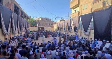 مشهد مش هتشوفه غير في الصعيد.. المئات فى حلقة التحطيب وسط منافسة قوية.. فيديو