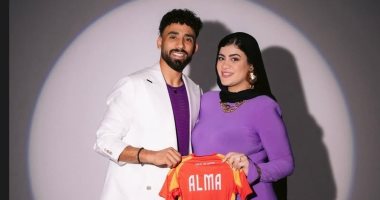 مروان عطية وزوجته بقميص الأهلي لابنتهما المستقبلية ألما مروان عطية وزوجته