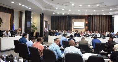 محافظ أسوان: فتح المجازر لذبح الأضاحى بالمجان خلال العيد محافظ أسوان خلال اجتماع المجلس التنفيذى
