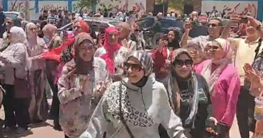 خدنا إجازة.. أمهات يستقبلن أبنائهن بالطبل أمام لجان الإعدادية بأسيوط.. فيديو