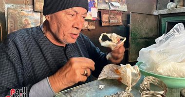 جواهرجي من الزمن الجميل.. عم سعيد أقدم صائغ فى قنا.. يروي ذكريات قديمة في مجال بيع الذهب: لا مجال للخطأ وشراء المغشوش.. واحتفظ بفضة وخلخال عمره 30 عاما.. ولم أجدد المحل واحتفظ به على الشكل القديم.. فيديو وصور محل عم سعيد
