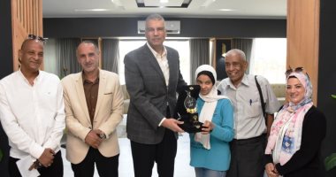 بعد نشر اليوم السابع قصتها.. محافظ أسوان يكرم "آلاء" بطلة ألعاب القوى من ذوى الهمم