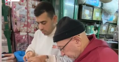 شيخ العطارين يبكى: "أنا ناجح بسبب دعوة أمى.. ومهنتى مش سهلة" (فيديو)