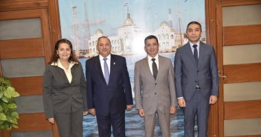 محافظ بورسعيد يستقبل وفد "تنظيم الاتصالات" لبحث التعاون بملف الوعى الرقمى