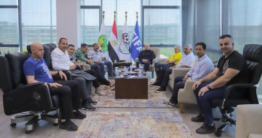 الشبكة نيوز : 
                                            أبوريدة يبحث برنامج المنتخب الوطنى لكأس العرب مع الجهاز الفني
                                        