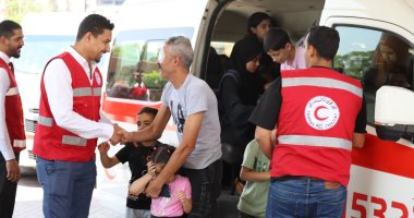 الهلال الأحمر المصرى يوزع ملابس العيد على أطفال الأسر الفلسطينية والمصرية