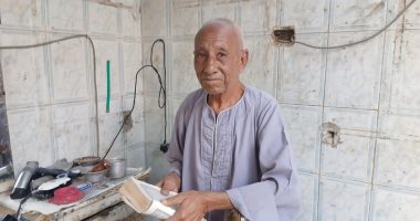 "مبعرفش أقرأ غير القرآن".. قصة أقدم حلاق يعمل بالمهنة بقنا.. فيديو