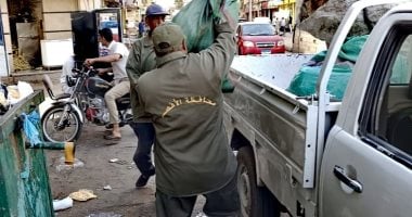 مدينة الأقصر تضبط 15 عبوة يستخدمها نباشين القمامة.. صور