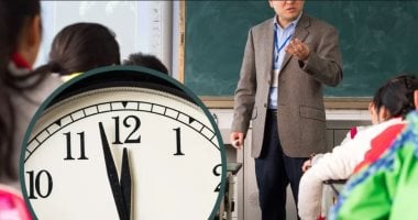 انتقادات لكلية صينية لتغريمها معلما لدخوله المحاضرة متأخرا دقيقة واحدة أستاذ صيني يتأخر دقيقة عن حصته