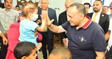 محافظ أسيوط يشارك أطفال معهد الأورام فرحتهم بقرب حلول عيد الأضحى