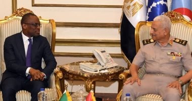 وزير الدفاع يلتقى وزير خارجية بنين لبحث مجالات التعاون المشترك خلال اللقاء