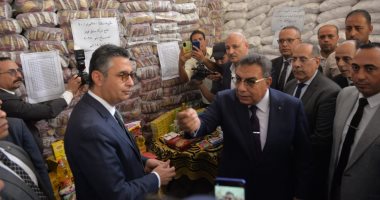 وزير التموين: المنطقة اللوجستية بالدقهلية تقام بتكلفة 2.4 مليار جنيه وتوفر 20 ألف فرصة عمل.. ويؤكد: مخزون القمح يكفى لأكثر من 6 شهور ونصف.. وسوق اليوم الواحد يُعد نموذجًا فعالًا لتقريب الخدمة من المواطنين وزير التموين ومحافظ الدقهلية خلال جولتهما