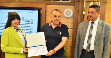 محافظ أسيوط يكرم موظفة من ذوى الهمم بعد تكريمها فى عيد العمال 