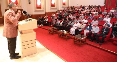 قصائد ذات طابع غزلي وإنسانى فى أمسية بيت الشعر خلال الأمسية