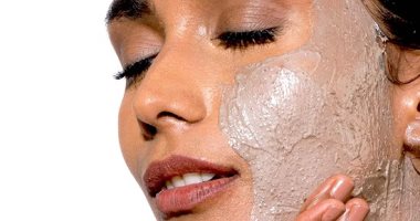 لو فرحك بعد العيد.. 5 خطوات لتقشير البشرة هتخلصك من البامب سكين