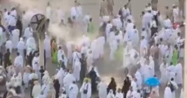 شاهد.. رذاذ الماء لتخفيف الحرارة عن الحجاج على جبل عرفة استخدام رذاذ الماء لتخفيف الحرارة عن الحجاج