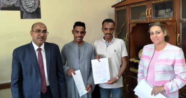 "أسوان" تسلم عقود عمل وظائف بالأردن لعدد من أبناء المحافظة