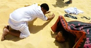 السياحة العلاجية بواحة سيوة تبدأ منتصف يونيو.. استعدادات وتجهيز مراكز العلاج الطبيعية.. رمال سيوة تمنح العلاج السحرى لأمراض العظام المزمنة.. علاج الروماتيزم وآلام المفاصل والرطوبة وتنشيط الدورة الدموية عملية الدفن في الرمال للعلاج - سيوة