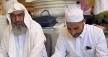 حلا شيحة وحنان ترك تدعمان أحمد سعد أثناء تعلم القرآن بالحرم النبوى أحمد سعد يتعلم القرآن في المسجد النبوي