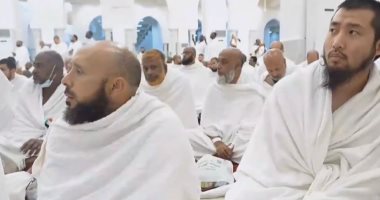 خطبة عرفة: من الإيمان صلة الأرحام والصبر عند البلاء الحجاج أثناء الاستماع إلى خطبة عرفة