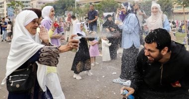 الشبكة نيوز : 
                                            روحها المرحة خطفت القلوب.. حكاية صورة جدة بتلعب مع أحفادها بعد صلاة العيد
                                        