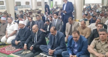 محافظ سوهاج ومدير الأمن يؤديان صلاة العيد بمسجد الشرطة.. فيديو
