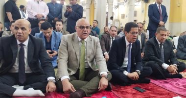 محافظ القليوبية ورئيس جامعة بنها يؤديان صلاة عيد الأضحى بمسجد ناصر