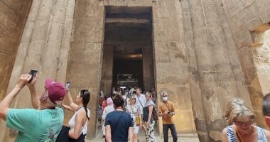 أبرز المزارات السياحية والأثرية في الأقصر.. معابد الكرنك والأقصر ومتحفى التحنيط والأقصر شرقاً.. والبالون الطائر ومعبد حتشبسوت ومقابر وادى الملوك غرباً.. وجزيرة الموز وعربات الحنطور مصدر البهجة والمتعة اليومية السائحون في الأقصر