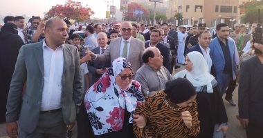 محافظ القليوبية ومدير الأمن ورئيس جامعة بنها يوزعون الورود على كورنيش النيل