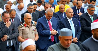 بهجة العيد.. المحافظ يؤدى الصلاة ويهنئ المواطنين من مسجد مصطفى محمود صلاة العيد من مسجد مصطفى محمود