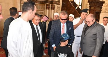 محافظ جنوب سيناء يوزع هدايا على الأطفال بمدينة شرم الشيخ.. صور