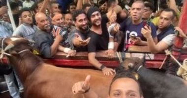 الشبكة نيوز : 
                                            أحمد العوضى يذبح أضحية العيد مع أهل منطقته فى عين شمس
                                        