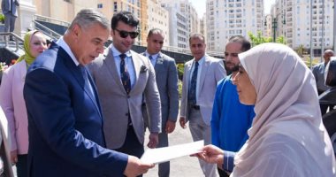 محافظ الإسكندرية يُسلّم "توك توك" جديدًا للأسرة المتضررة من العاصفة الماضية