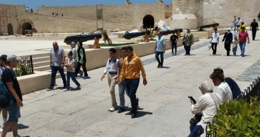 إقبال على قلعة قايتباى الأثرية بالإسكندرية فى ثانى أيام عيد الأضحى.. فيديو