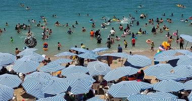 الناس كلها فى البحر.. إقبال على شواطئ الإسكندرية ثانى أيام العيد.. فيديو وصور