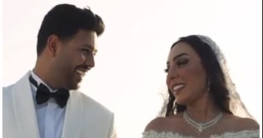 محمد شاهين يُهدى زوجته رشا الظنحانى أغنية بمناسبة حفل زفافهما "فيديو" العروسين في الفيديو