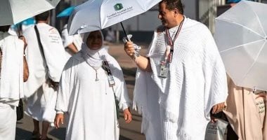 مشاهد الوفاء تتصدر موسم الحج.. أزواج يجسدون المودة والرحمة تحت مظلات العطاء.. ماء وعصائر ومراوح وقلوب عامرة في رحاب المشاعر المقدسة.. والأزواج يكتبون أجمل قصص البر مع شريكات العمر وسط زحام الحج الحجاج
