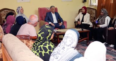 محافظ الإسماعيلية يشارك نزلاء قصر ضيافة كبار السن احتفالهم بالعيد