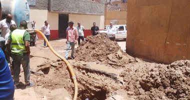 إعادة ضخ مياه الشرب وانتظامها بالمناطق السكنية شرق مدينة أسوان أعمال إصلاح ماسورة المياه
