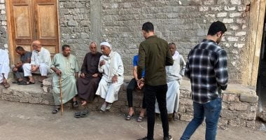 قرية البطل خالد تتشح بالسواد فى انتظار جثمان شهيد الشهامة بالدقهلية.. فيديو أهل القرية في الشوارع انتظارا لوصول الجثمان