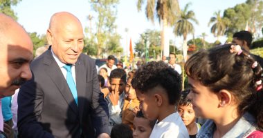 محافظ القاهرة يوزع الحلوى والألعاب على الأطفال بالحديقة الدولية جانب من الجولة