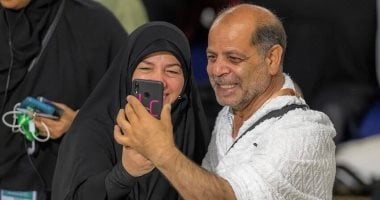 من الكعبة إلى قلوب الأقارب والأحبة.. حجاج بيت الله يعايدون ذويهم برسائل من السماء.. مشاعر العيد من الحرم: صور ومكالمات تبعث الدفء من أطهر بقاع الأرض.. تكبيرات وتهاني أون لاين وعيد رقميّ بروح إنسانية.. صور التقاط صور تذكارية