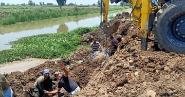 إصلاح كسر بماسورة مياه رئيسية قطرها 450 مليمترًا على الطريق الدولي بكفر الشيخ اصلاح كسر بماسورة مياه بالطريق الدولي