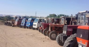 أهالى قرية الجيزة بالوادى الجديد يدشنون حملة تطوعية لتسوية الطرق المعدات تستعد لتسوية الطرق