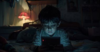أطفال 4 أبراج قلبها جامد وما بتخافش بسهولة.. بيحبوا أفلام الرعب طفل يشاهد فيلمًا في الظلام