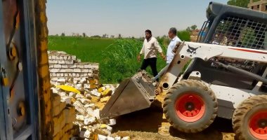 مدينة أرمنت تزيل حالة تعد على أرض زراعية ورفع 30 طن قمامة خلال العيد.. صور