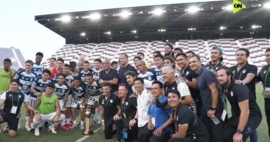 نيوز برو : 
                                            محمد يحيى وسيف الوزيرى يُسلّمان باتشوكا كأس التحدى بعد الفوز على الأهلى.. فيديو
                                        