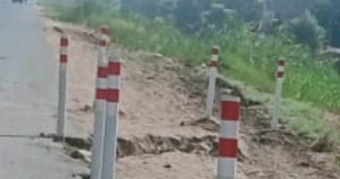 مدينة أرمنت وهيئة الطرق ينفذان صيانة عاجلة لانفصال جزئى بمدخل المدينة.. صور